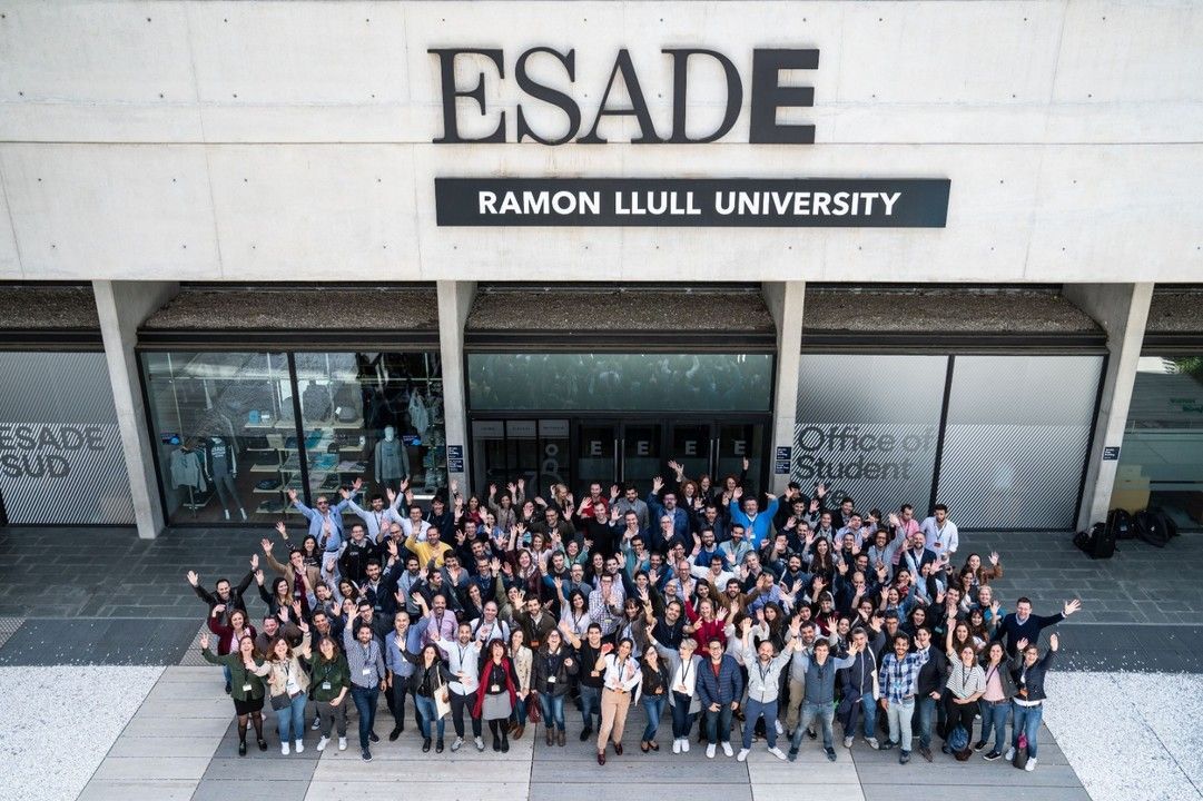 Un grupo grande de personas posa para una foto frente a la Universidad Ramon Llull de ESADE