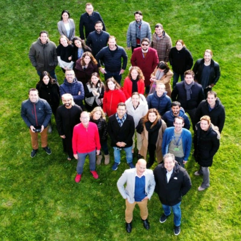 Un grupo grande de personas posa para una foto en el césped.