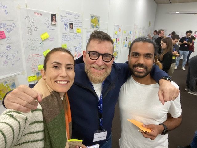 Un grupo de personas posa para una fotografía en una habitación.