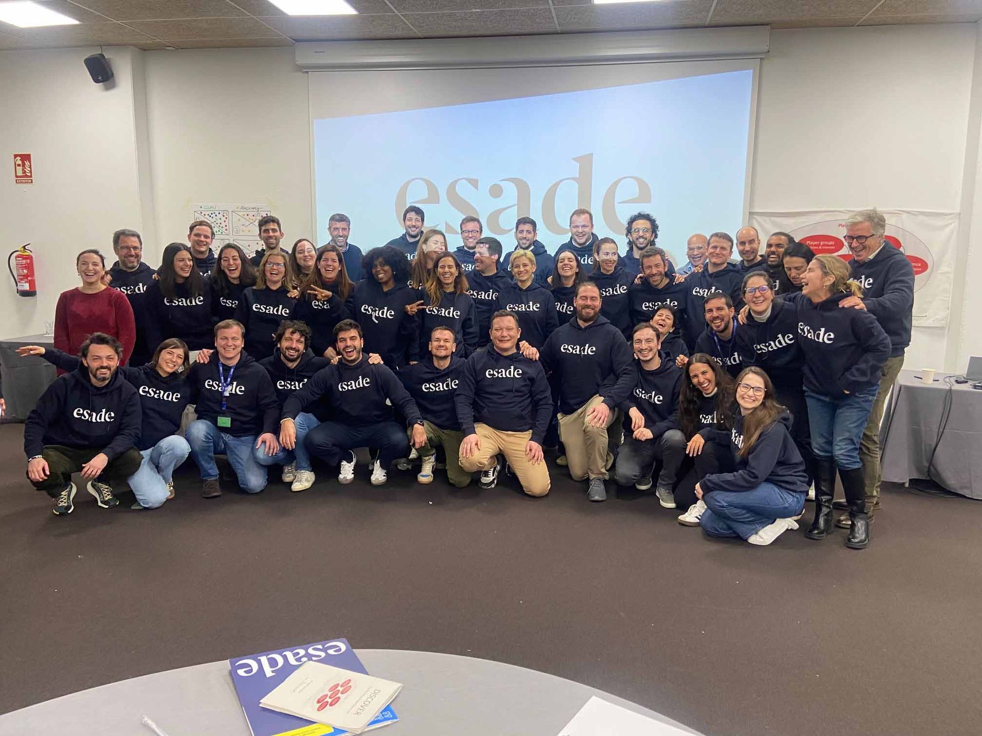 Un grupo grande de personas posa para una fotografía en una habitación.