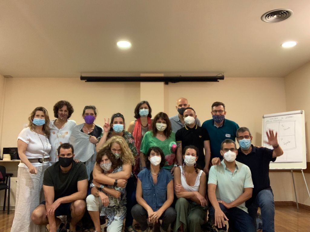 Un grupo de personas que llevan mascarillas posan para una fotografía.