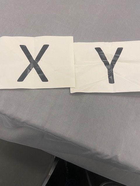 Dos hojas de papel con las letras x e y en ellas