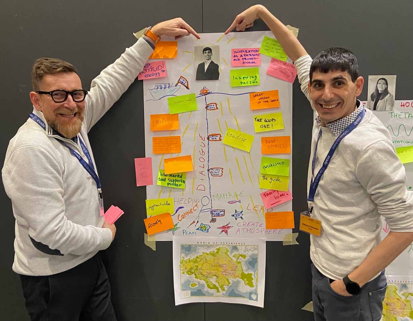 Dos hombres sostienen un cartel con notas adhesivas.