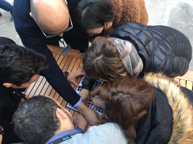 Un grupo de personas está mirando una pantalla de computadora.