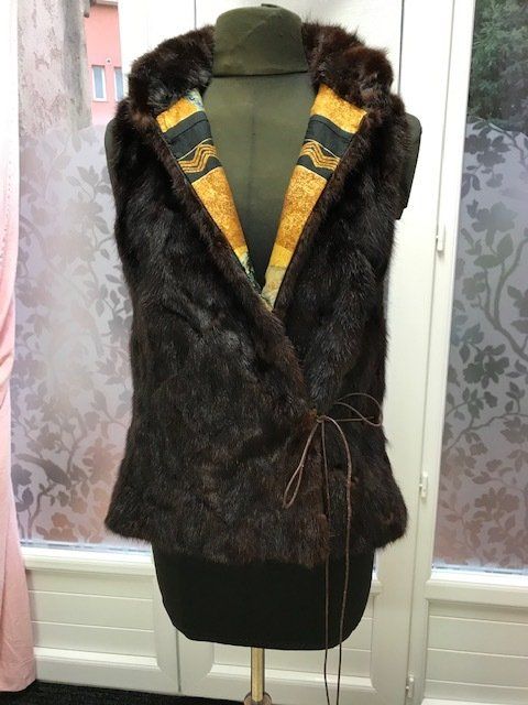 Manteau fourrure entrouvert