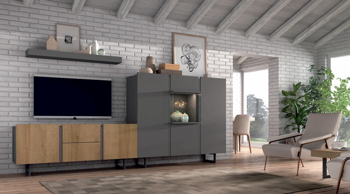 Una sala de estar con una pared de ladrillos, un televisor, una silla y un estante.