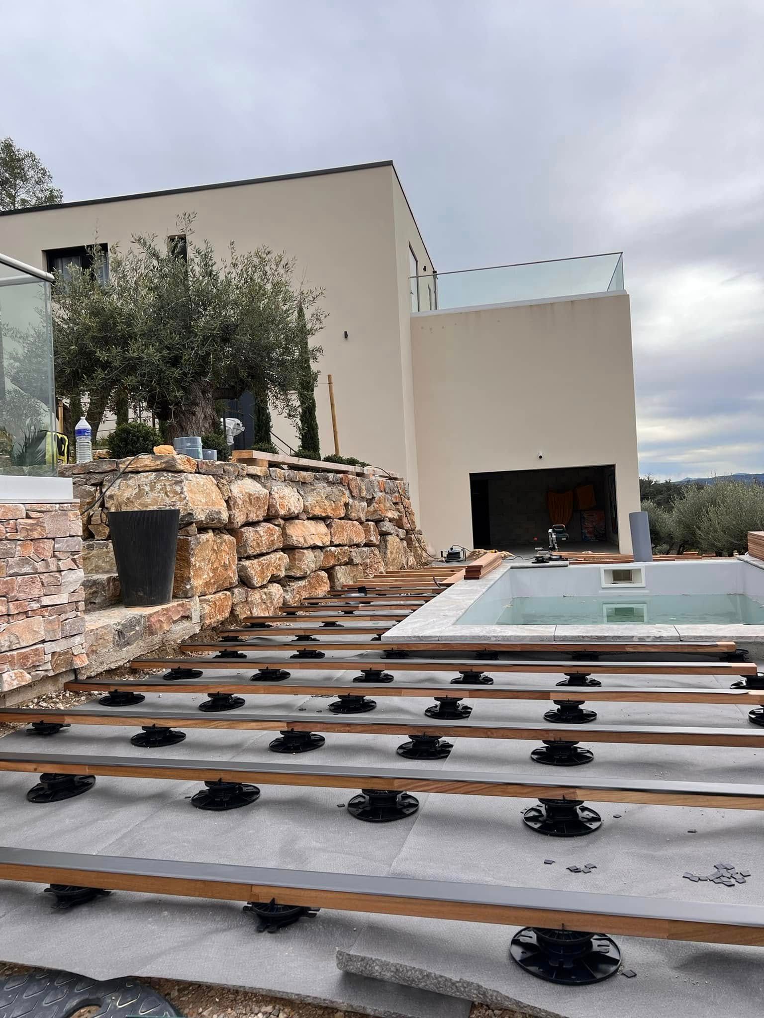 Une terrasse en construction autour d'une piscine