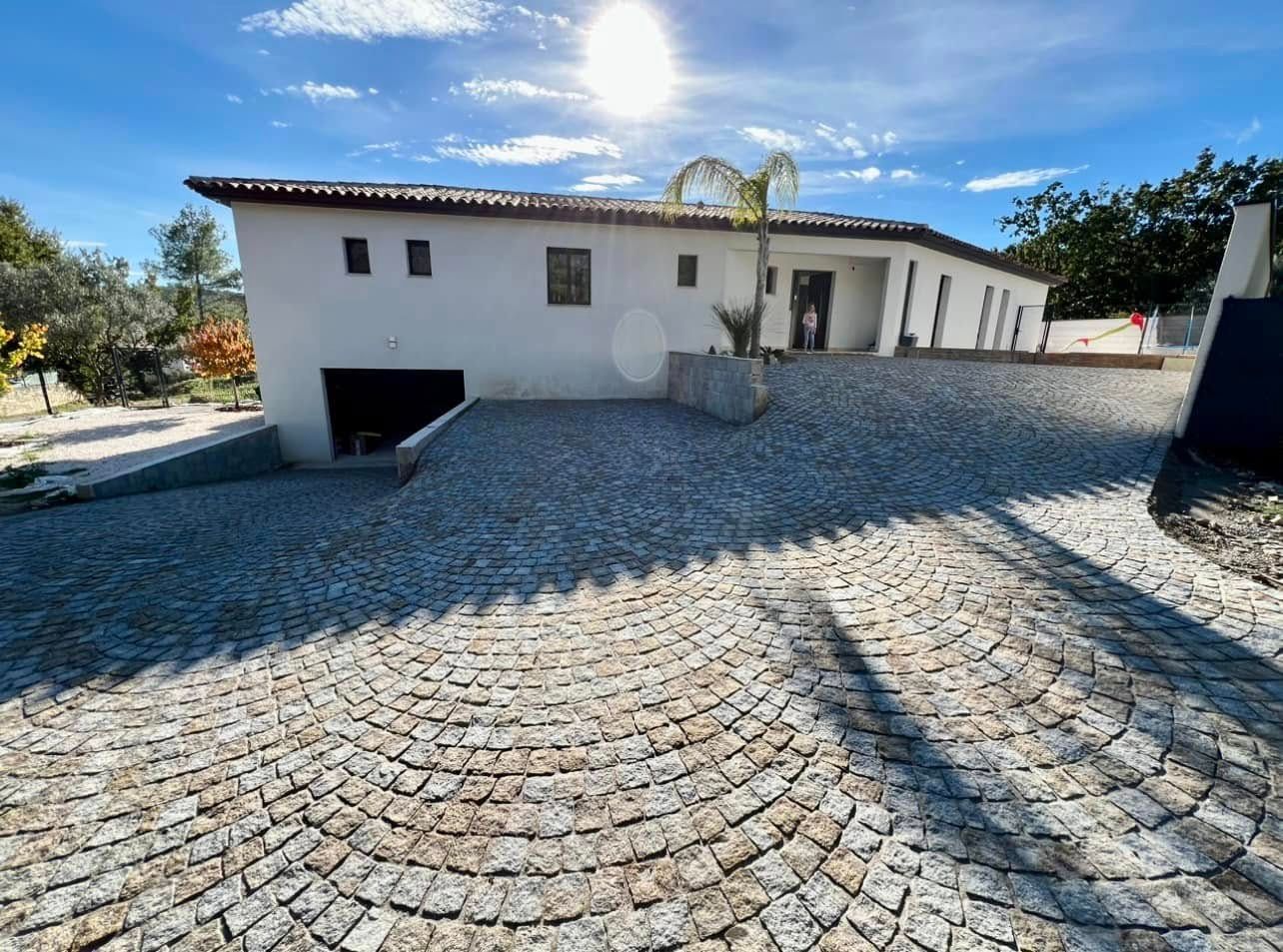 Cour pavée devant une villa