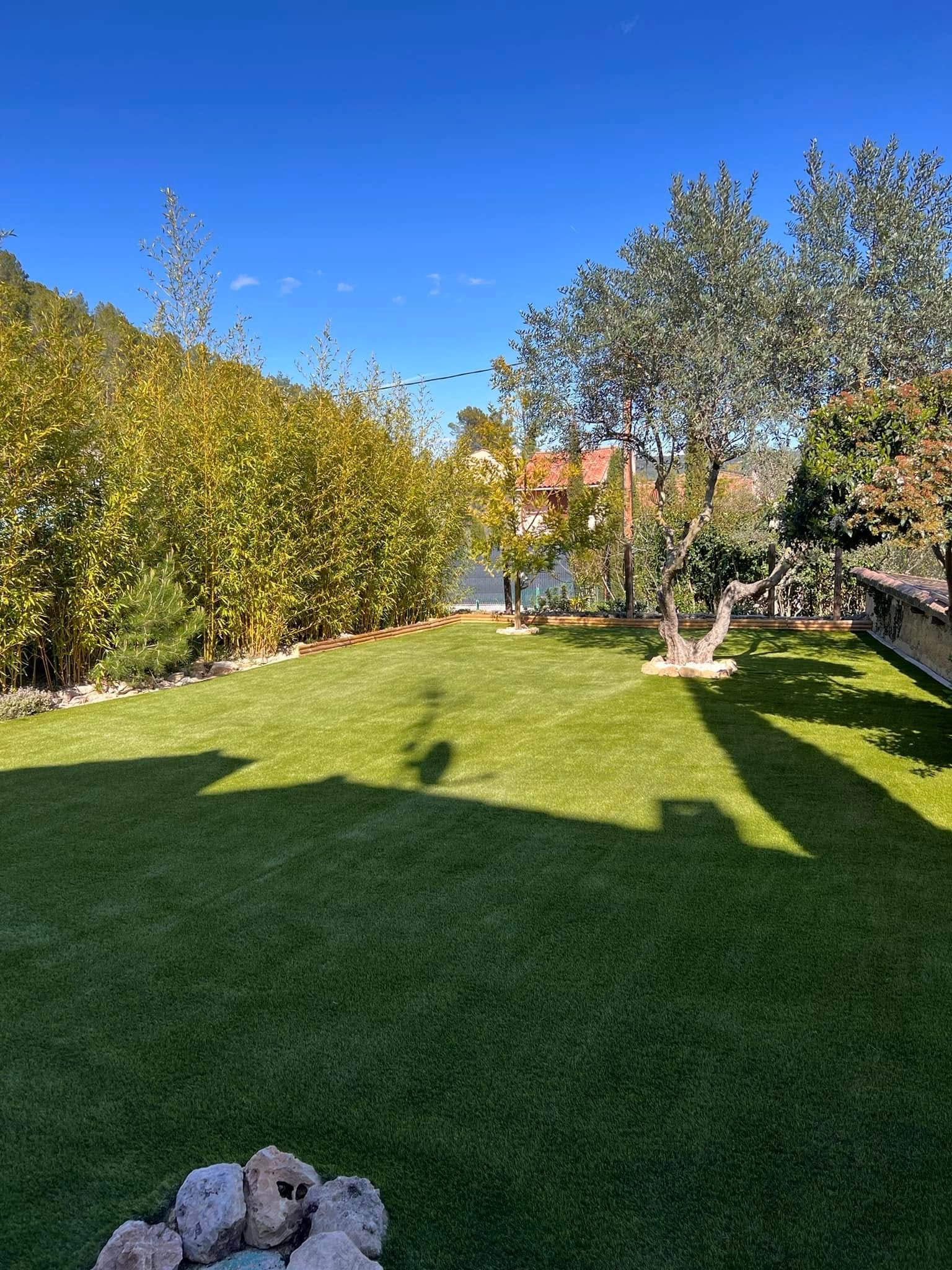 Un jardin recouvert de gazon synthétique