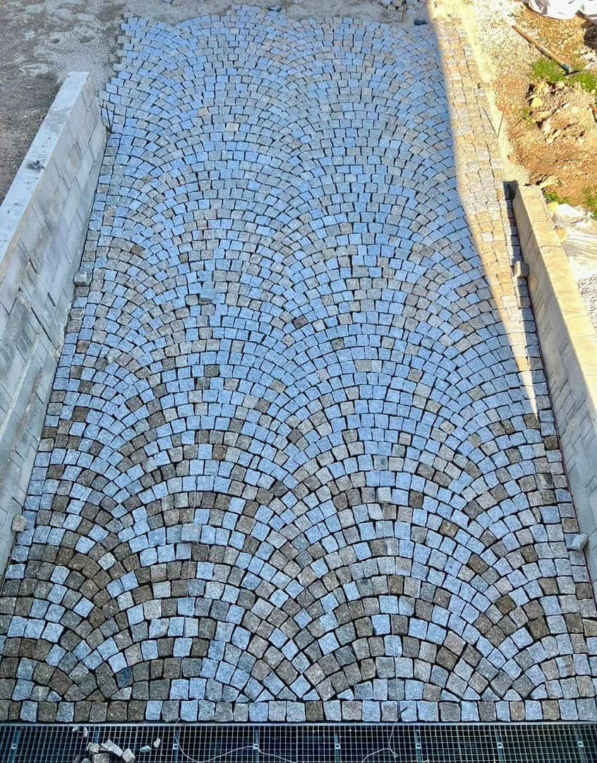 Une descente de garage pavée