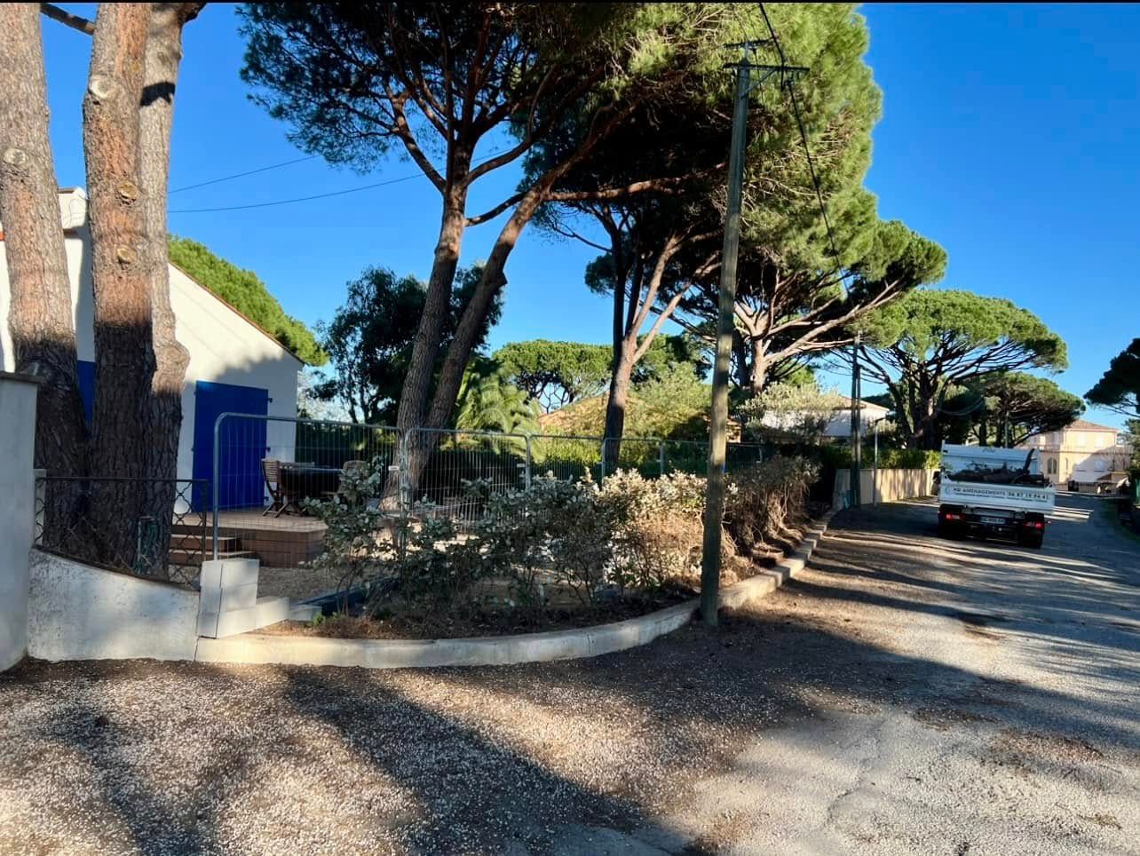 La bordure d'une propriété avec des arbres