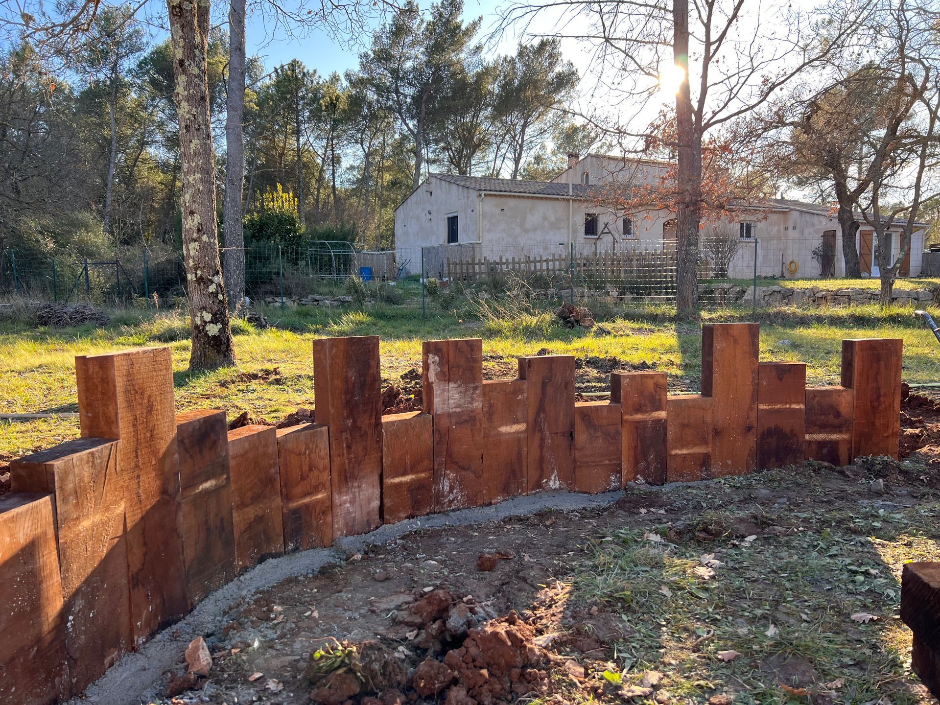 Montage d'un mur pour délimiter le jardin
