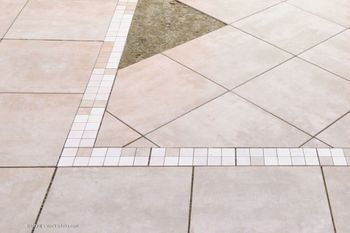 Boden mit großen Fliesen und Mosaikfliesen