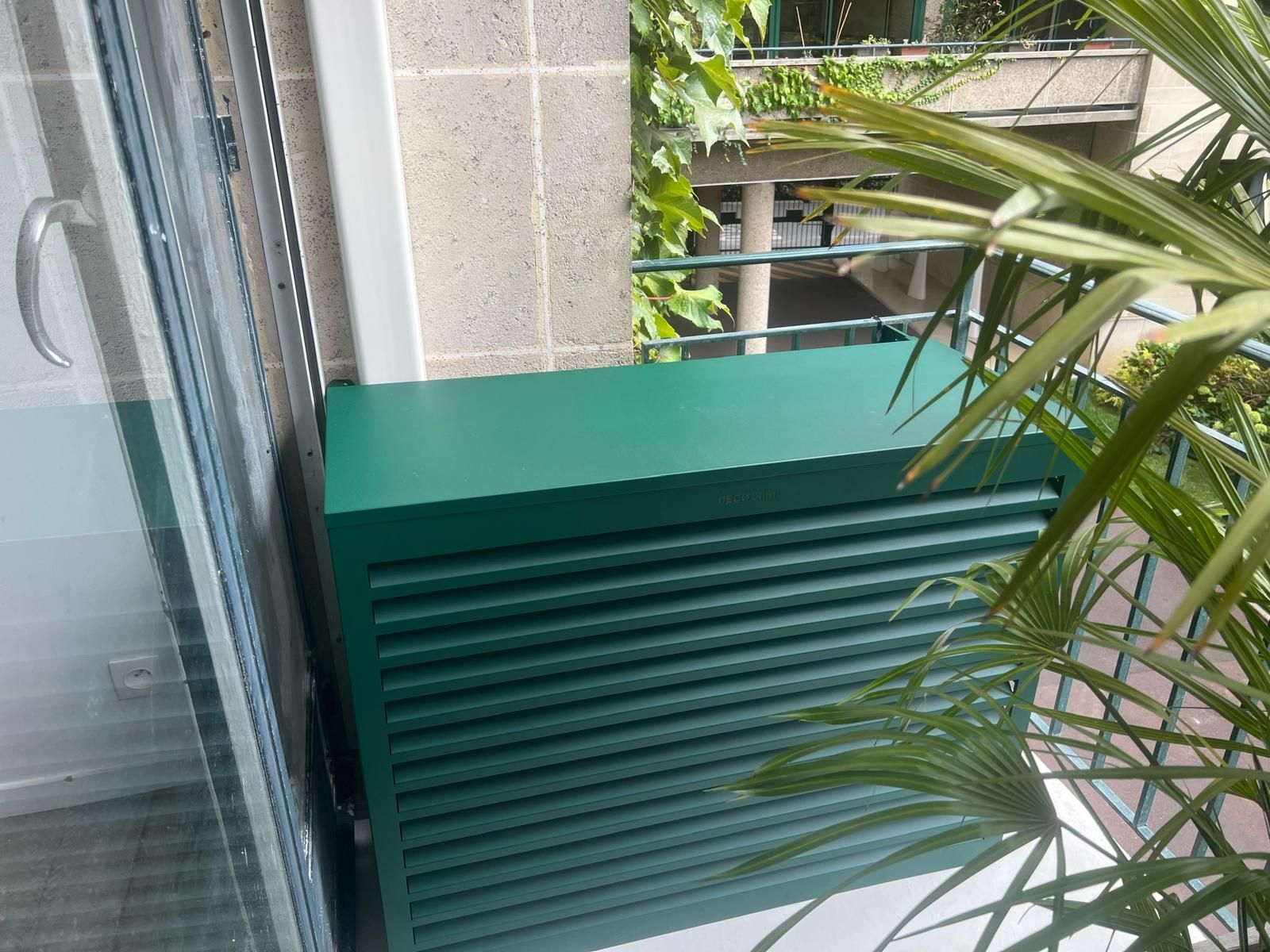 Unité de climatisation peinte en vert.