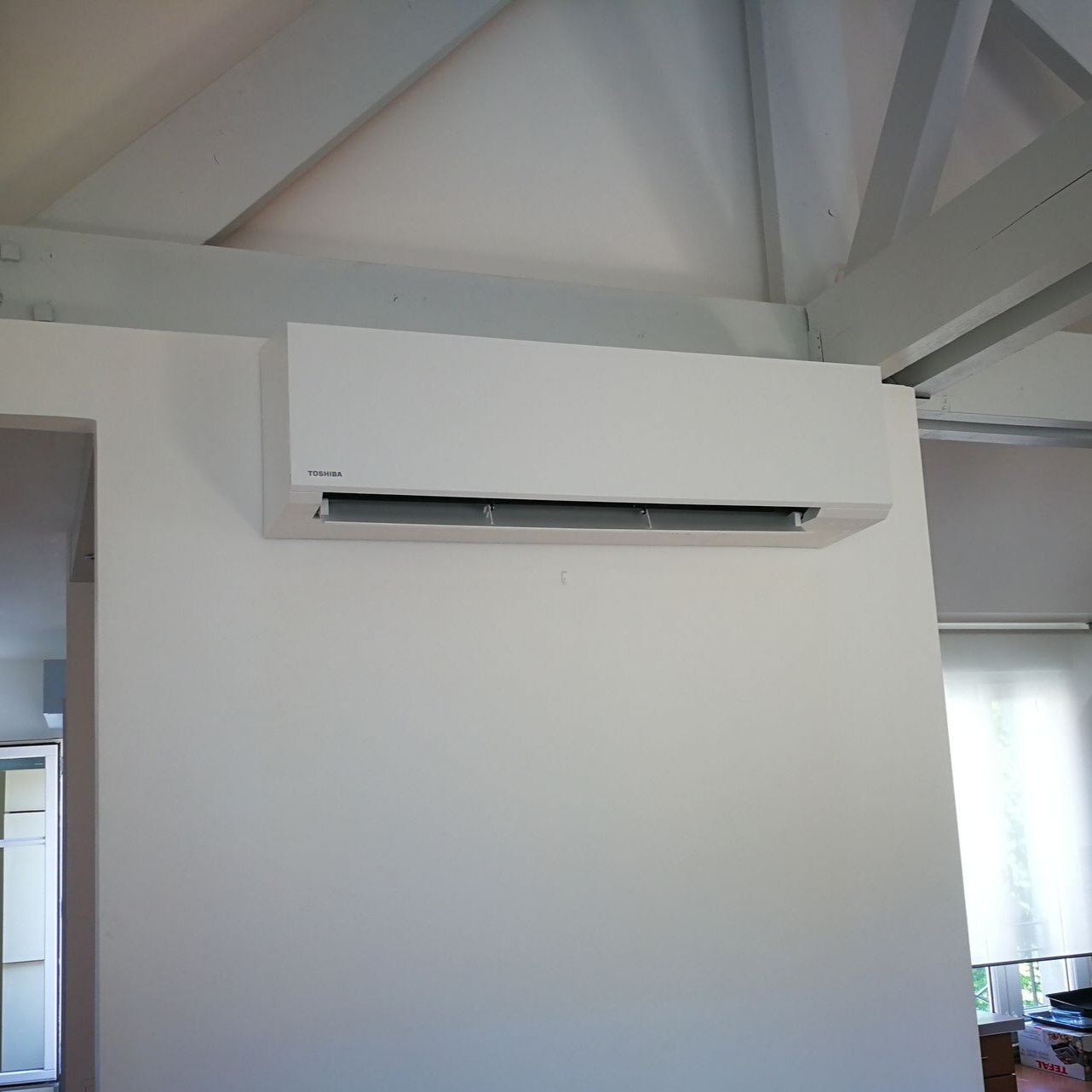 Un climatiseur mural blanc à l'intérieur.