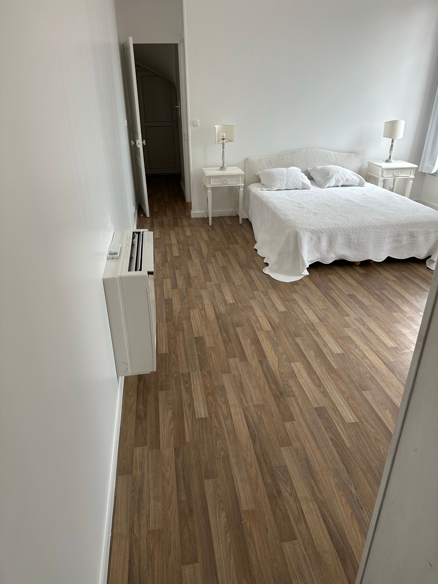 Chambre avec un lit et deux tables de chevet.