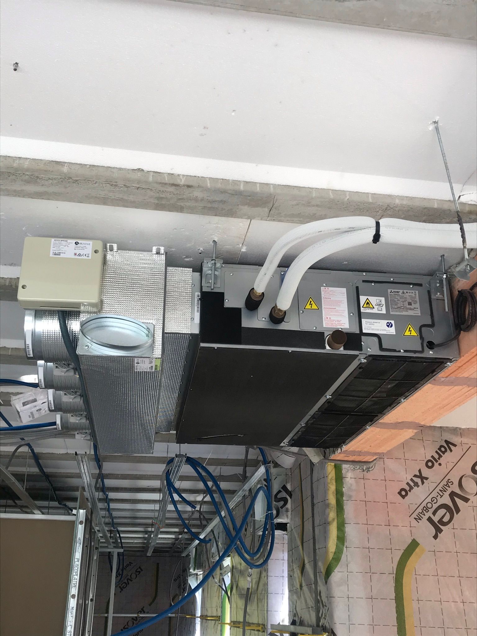 Unité de climatisation installée dans un bâtiment.