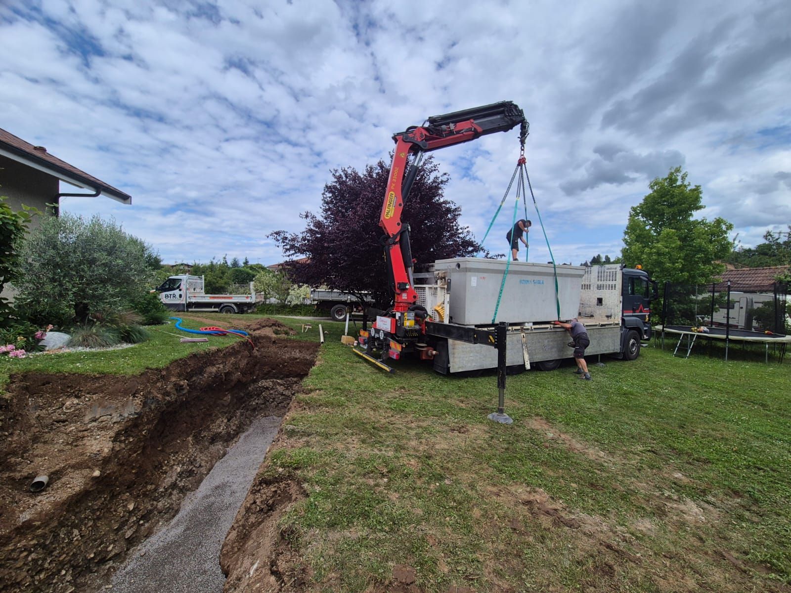 Grutage et installation d'une cuve de récupération des eaux pluviales