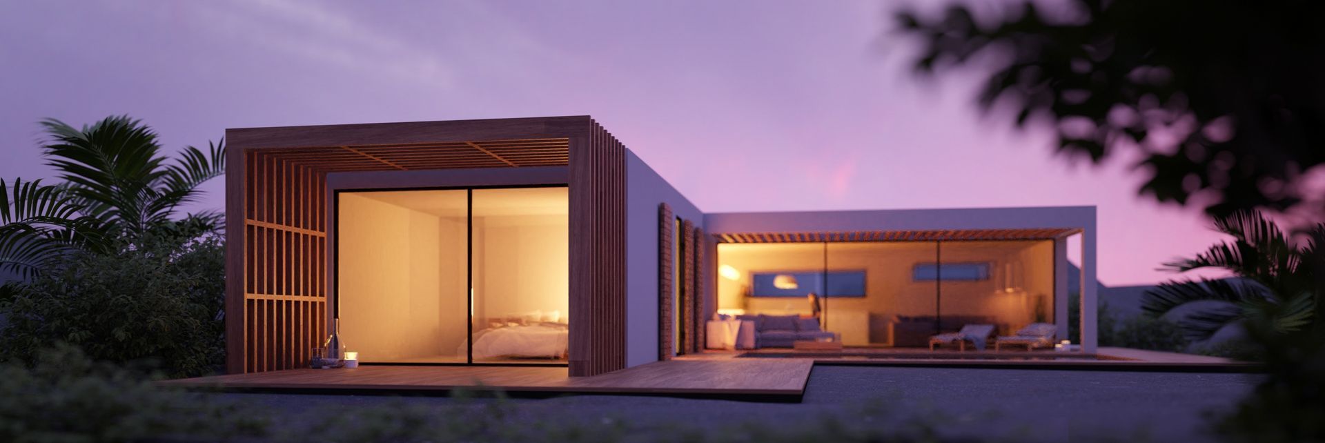 Casa moderna al atardecer, que muestra un interior brillante a través de grandes ventanales de vidrio, enmarcados por detalles de madera y rodeados de exuberante vegetación.