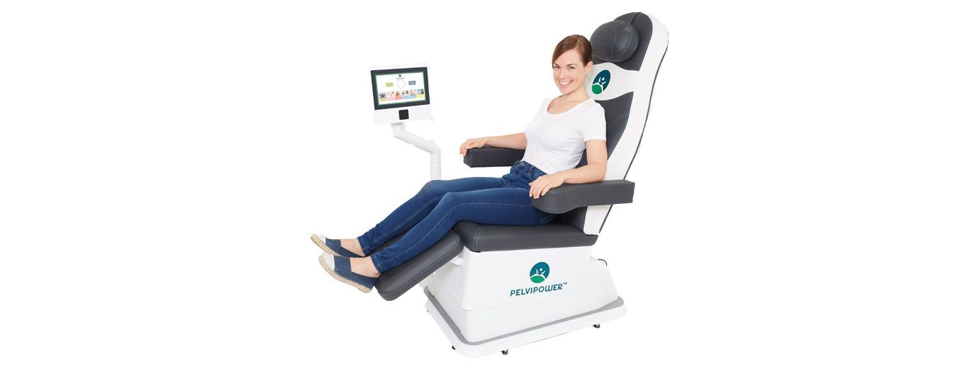 Eine Person sitzt auf einem PelviPower-Stuhl für Beckenbodentraining.