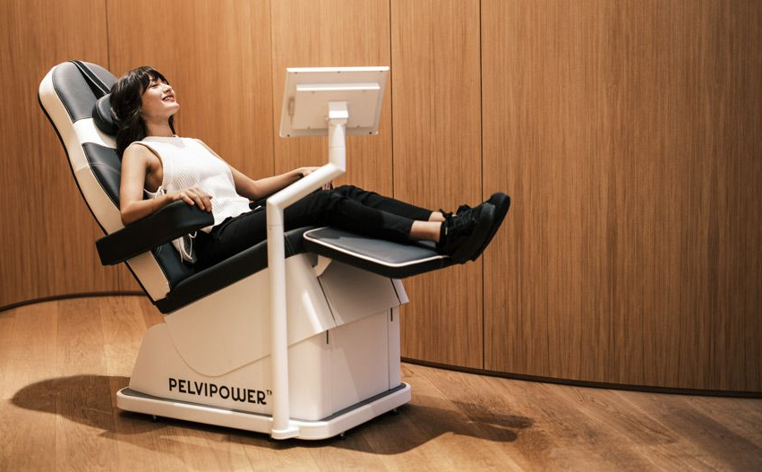 Eine Person liegt in einem holzgetäfelten Raum auf einem PelviPower-Stuhl für Beckenbodentraining.