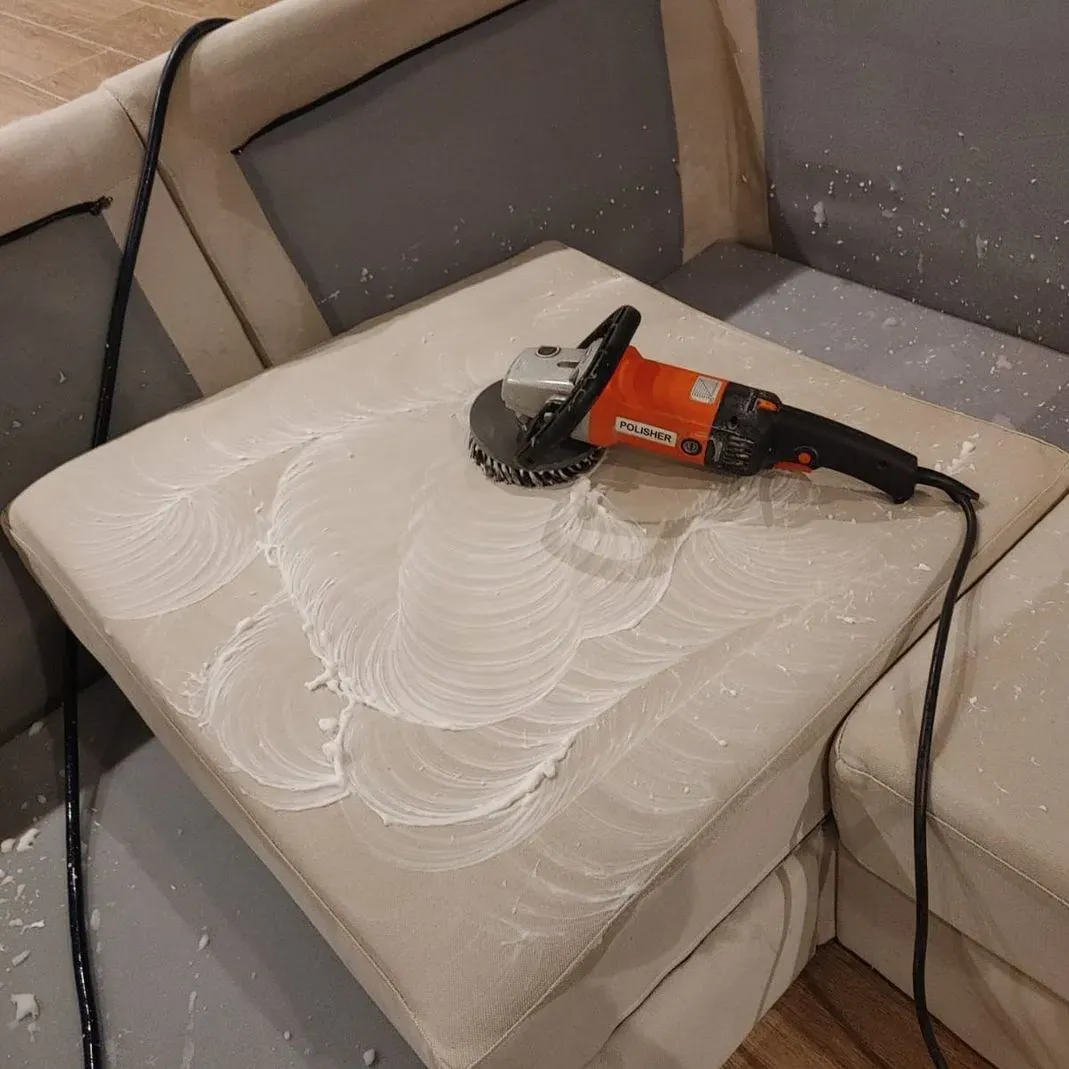 Un molinillo está sentado encima de un sofá.