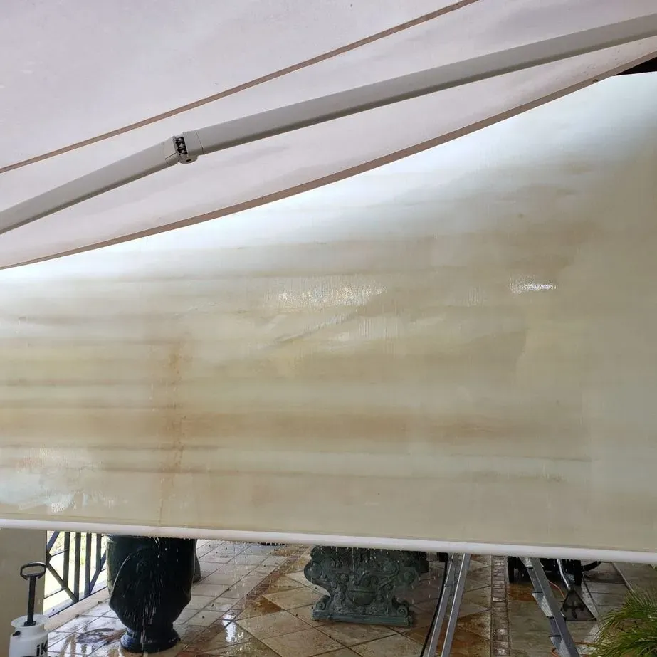Una sombrilla blanca reposa sobre un suelo de baldosas.