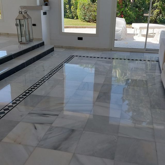 Una sala de estar con una linterna en el suelo.