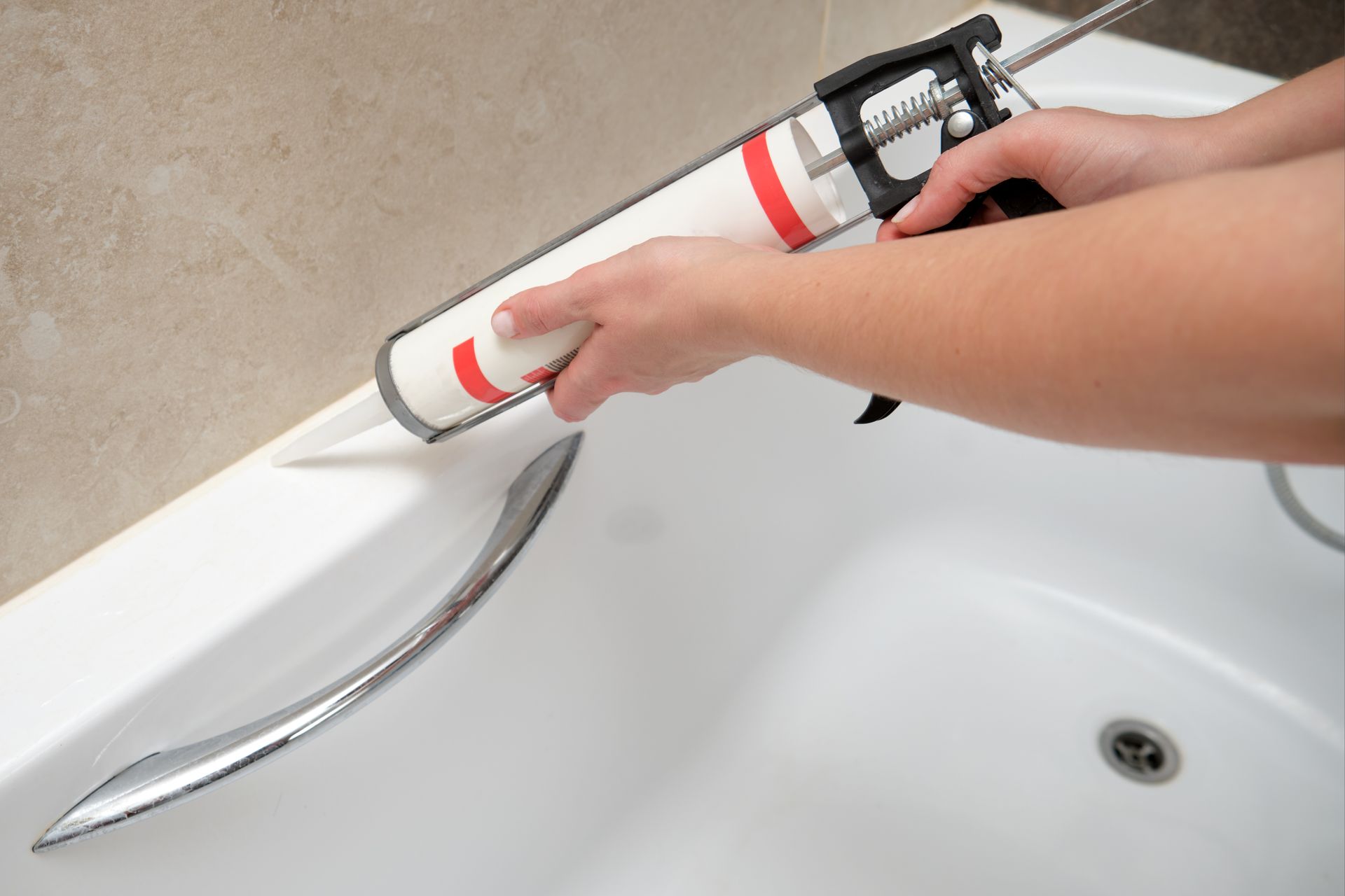 Application d'un joint sur une baignoire