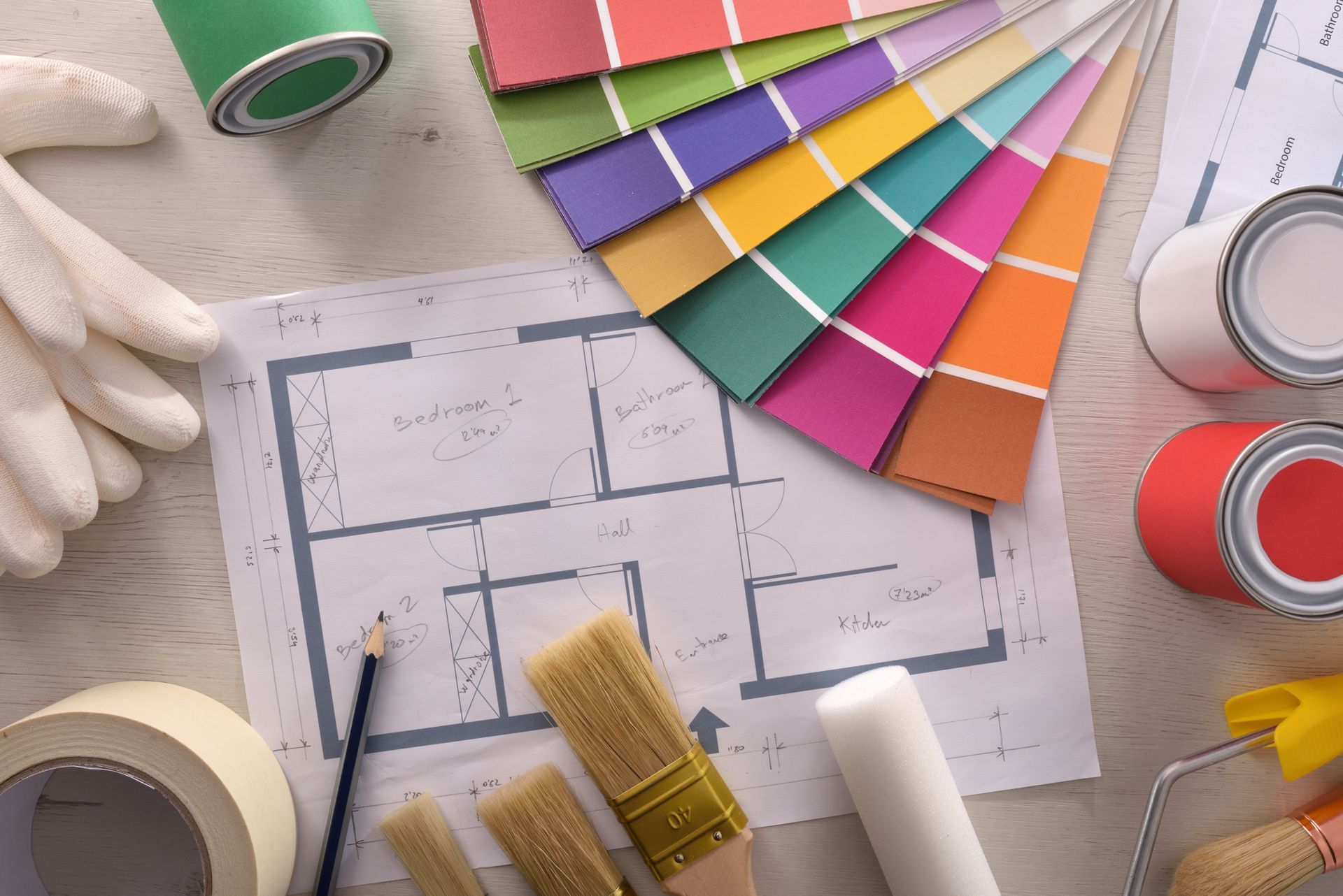 Plan d'une maison avec une palette de couleurs de peinture