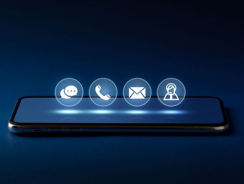 Un téléphone avec des icônes de contact dessus