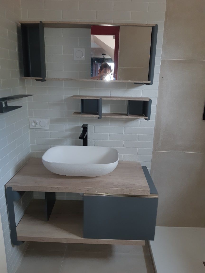 Meuble-lavabo moderne avec comptoir en bois, vasque blanche, armoire à miroir et mur carrelé blanc