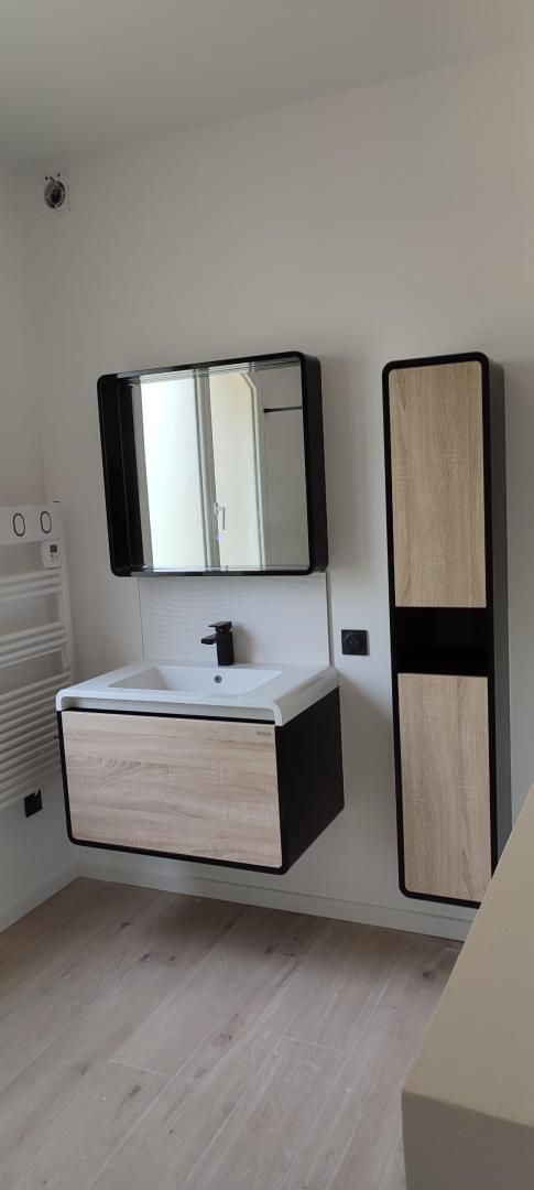 Meuble-lavabo moderne avec miroir, lavabo et armoire à serviettes, finition bois clair