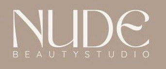 Logotipo de NUDE Beauty Studio en beige y blanco sobre un fondo tostado.