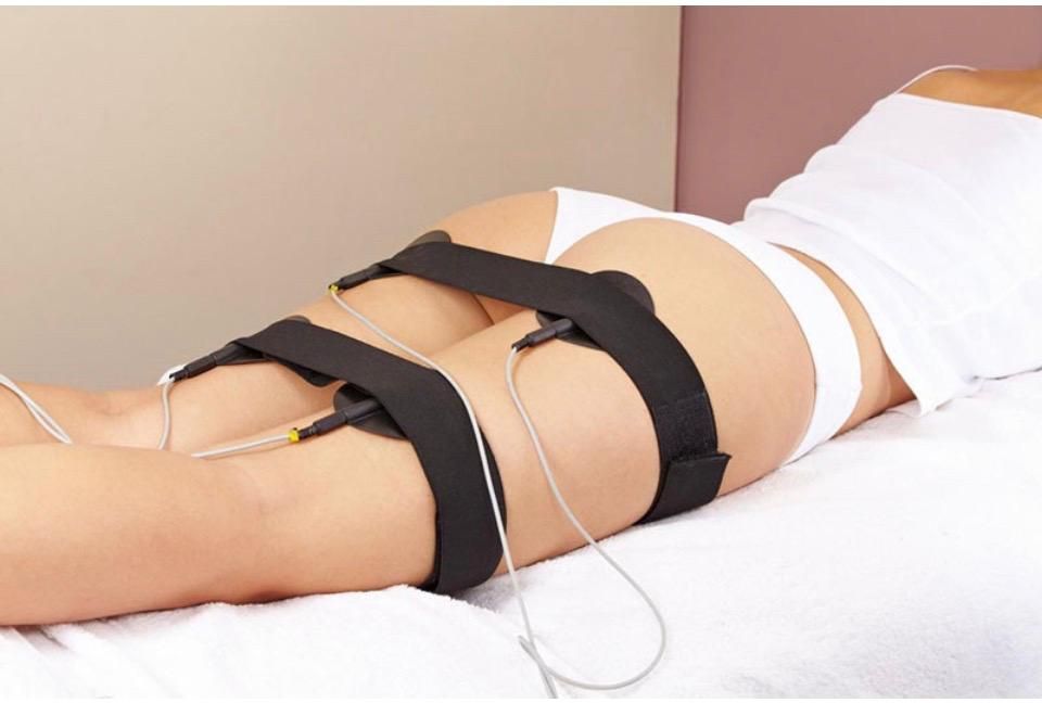 Electrodos adhesivos azules que se colocan en el brazo de una persona para monitorización médica o terapia.