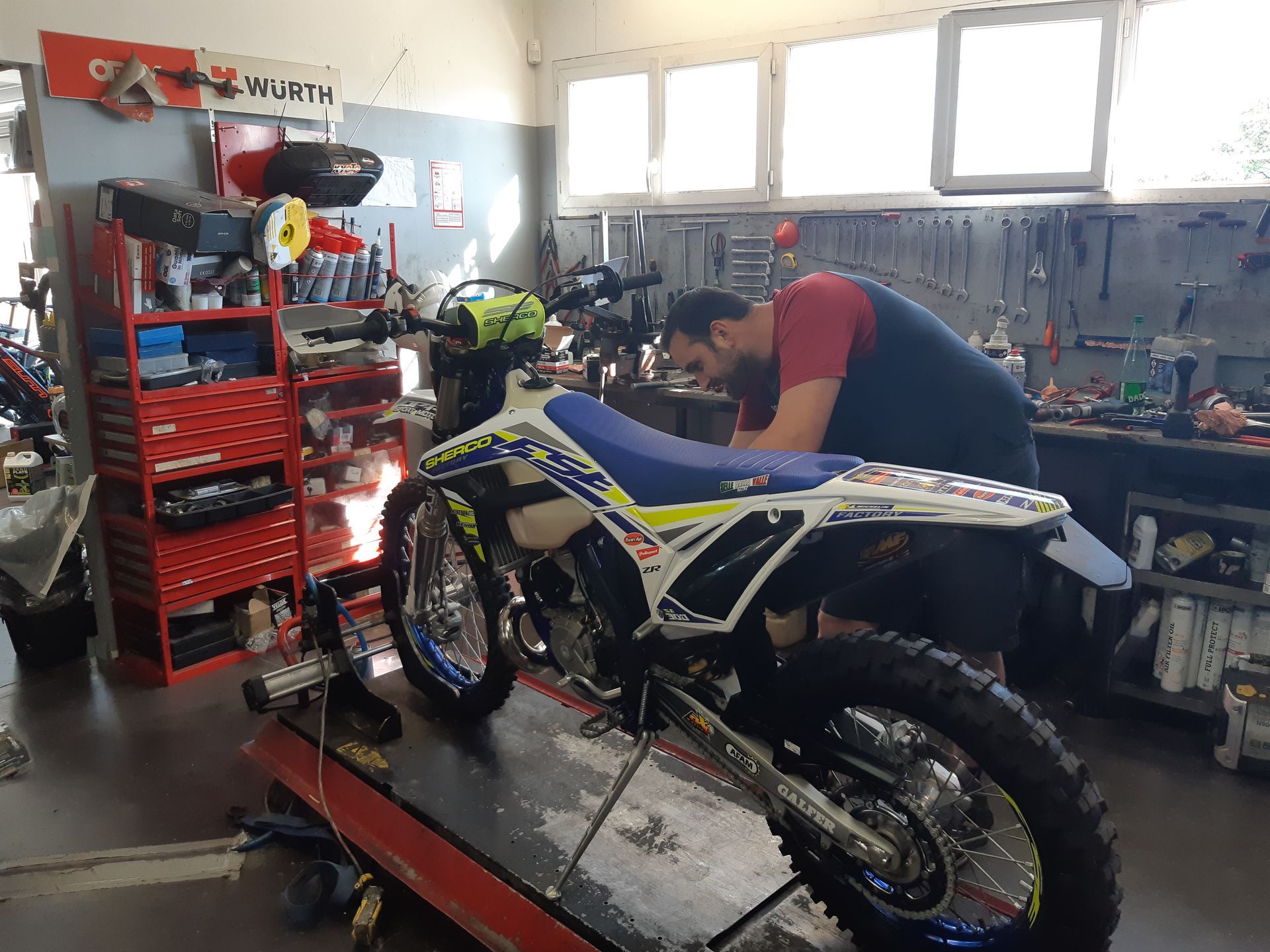 Mécanicien avec une moto bleue