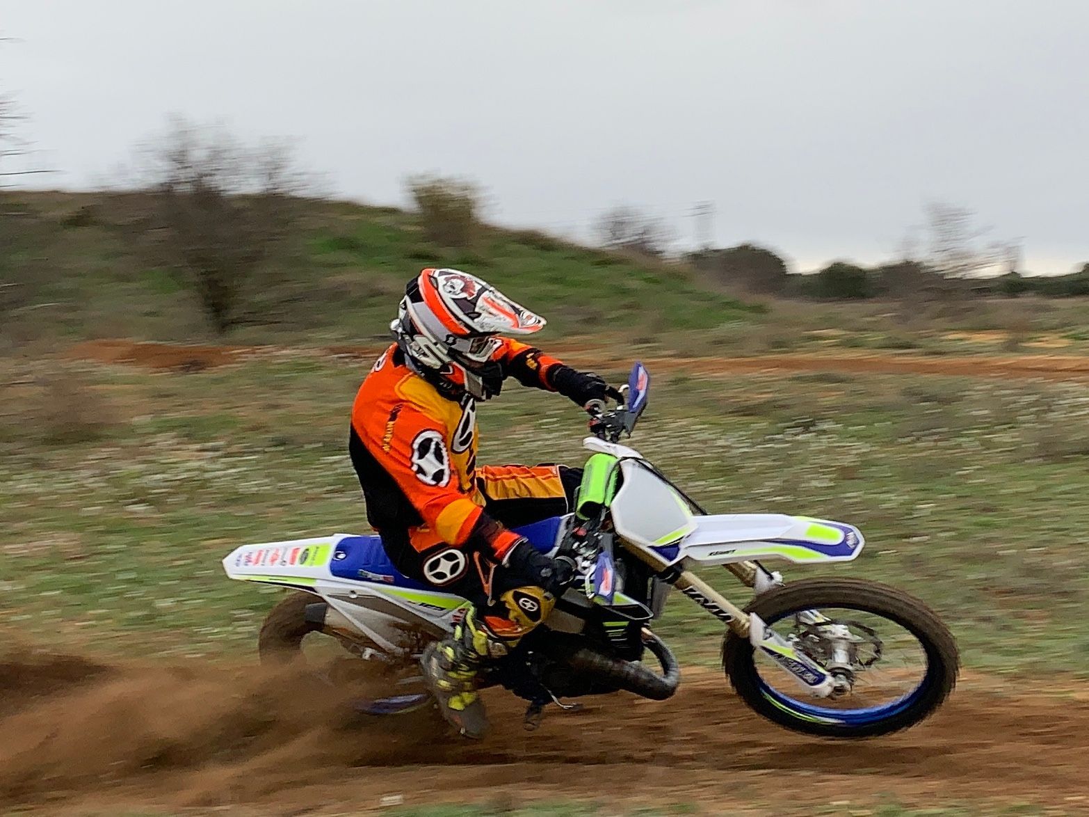 Course moto-cross bleu