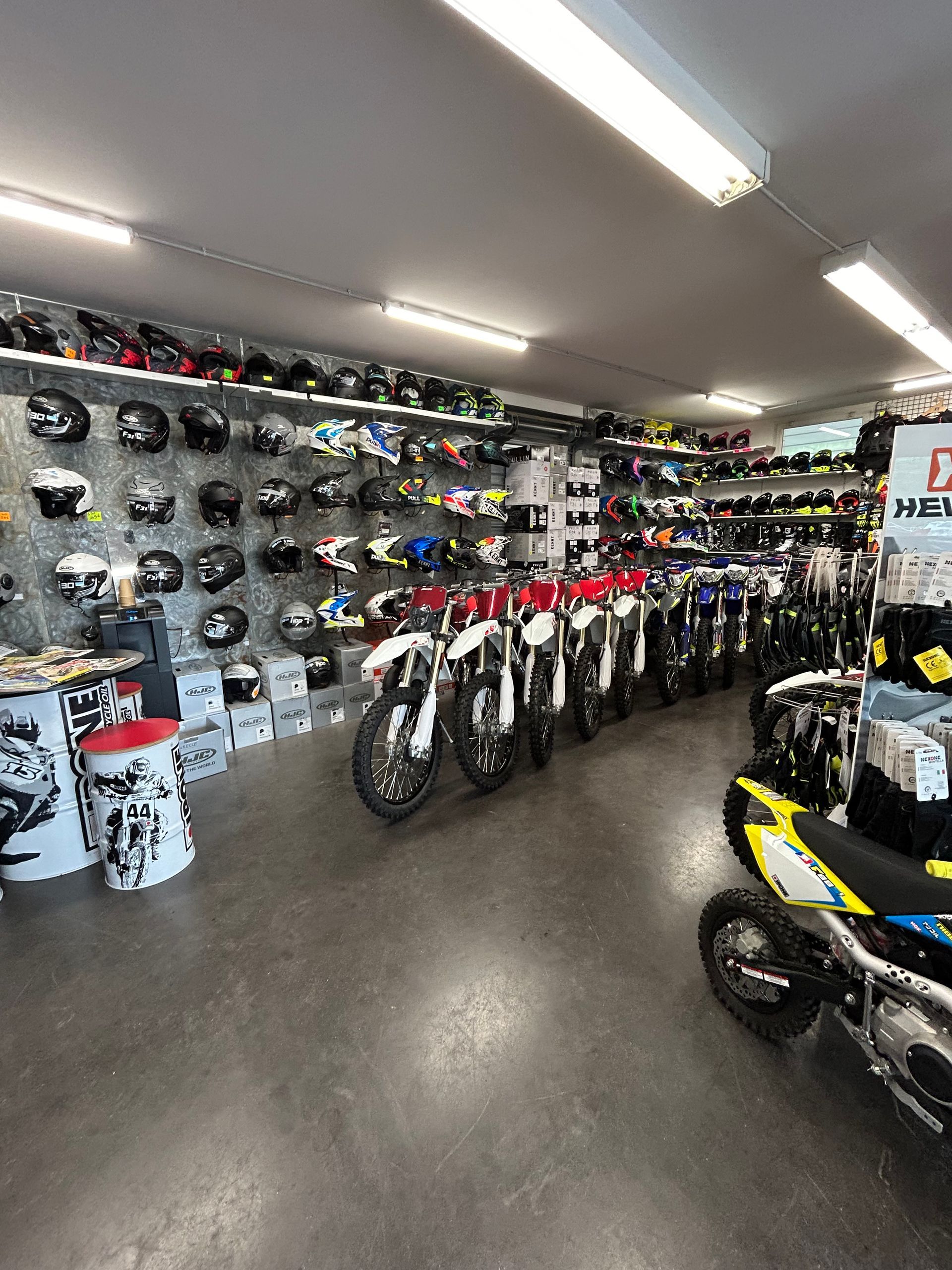 Magasin avec casques et motos