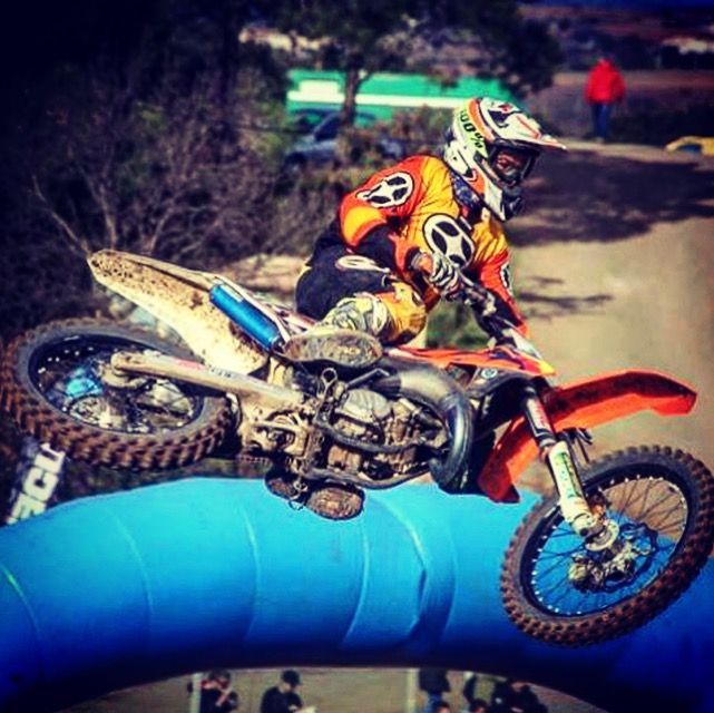 Saut d'une moto-cross