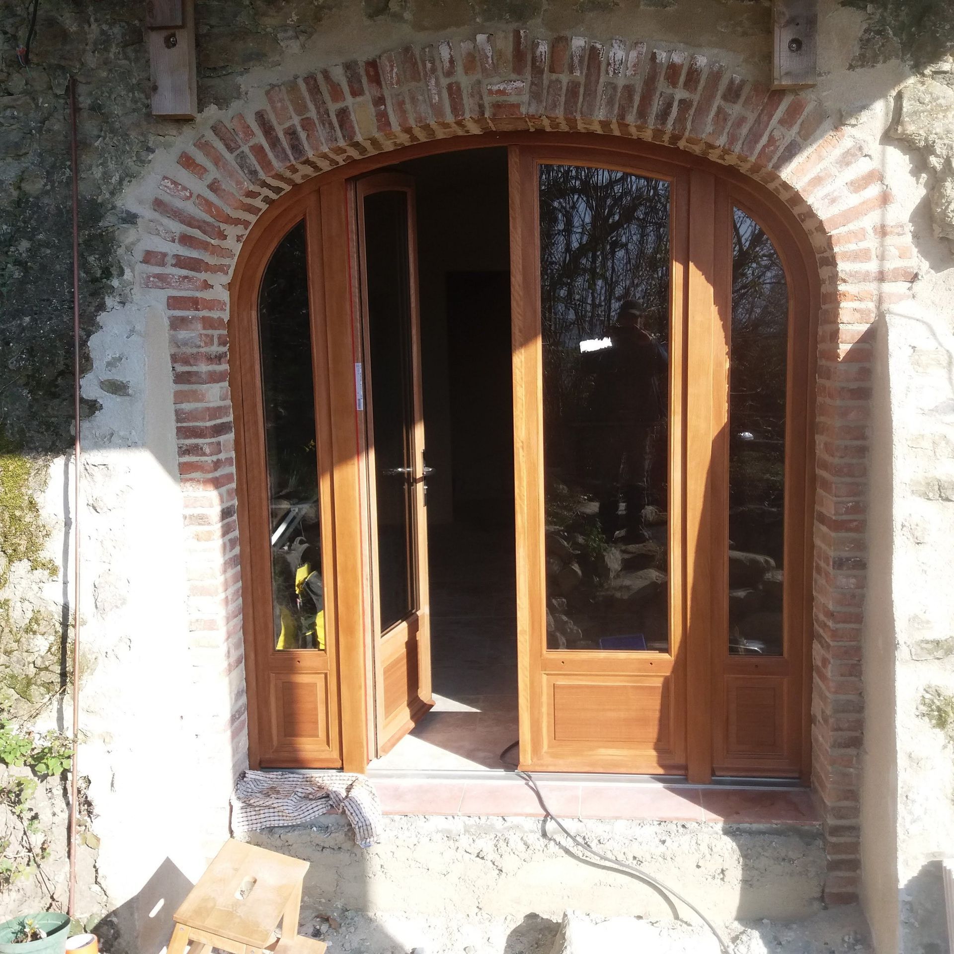 Grande porte vitrée cintrée - tour en bois