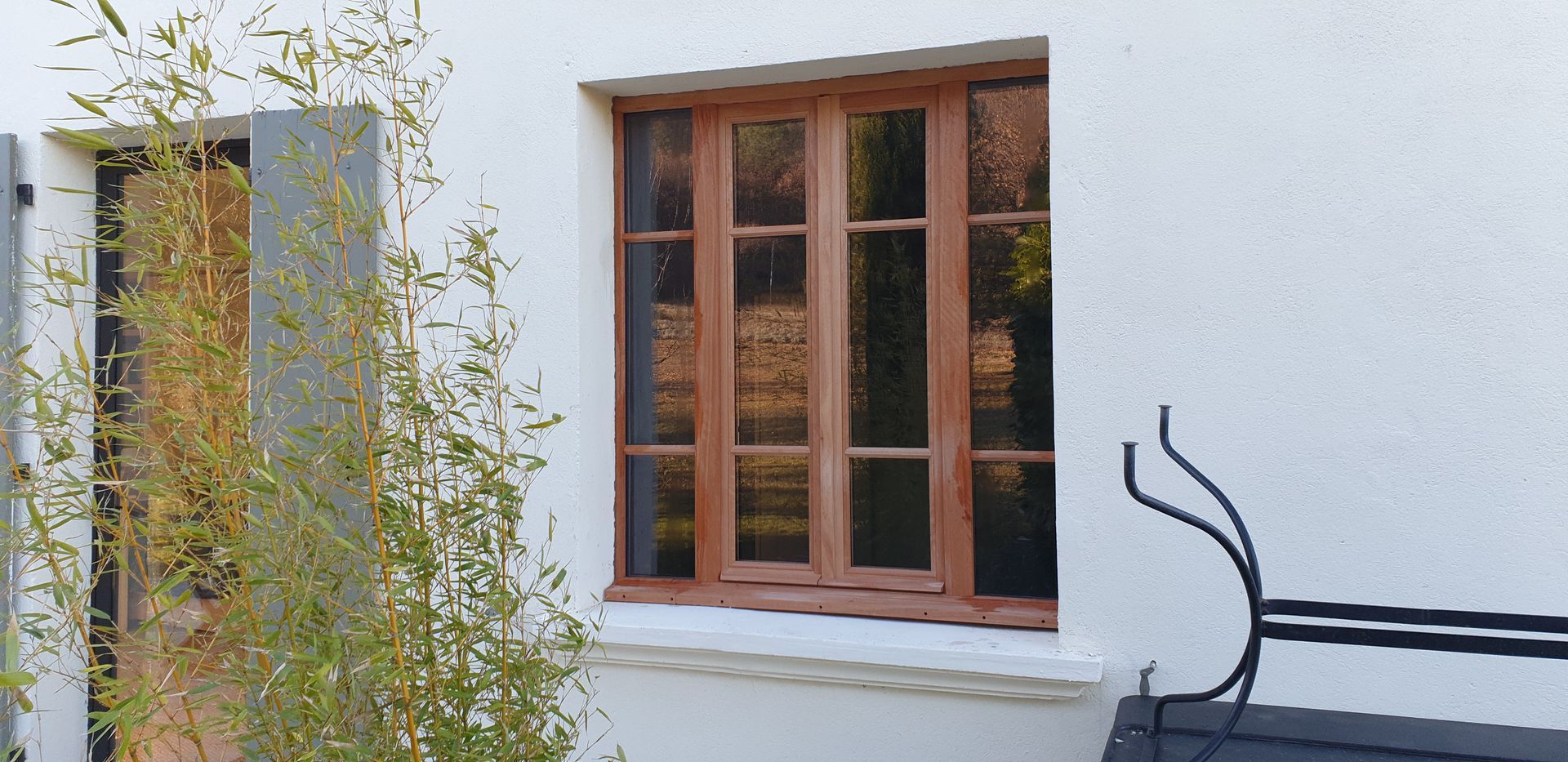 Grande fenêtre avec des contours en bois