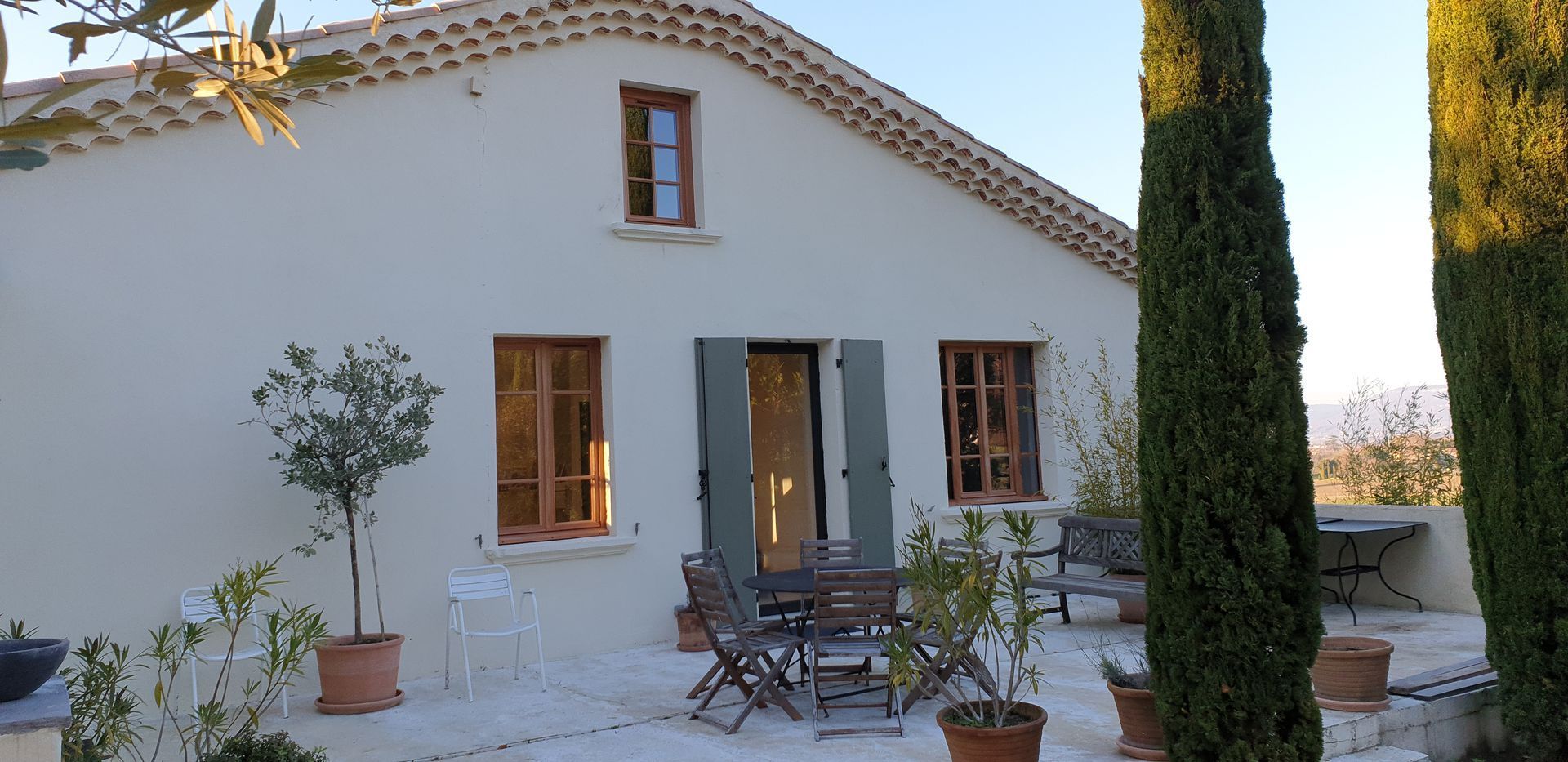 Maison avec des fenêtres au contour en bois