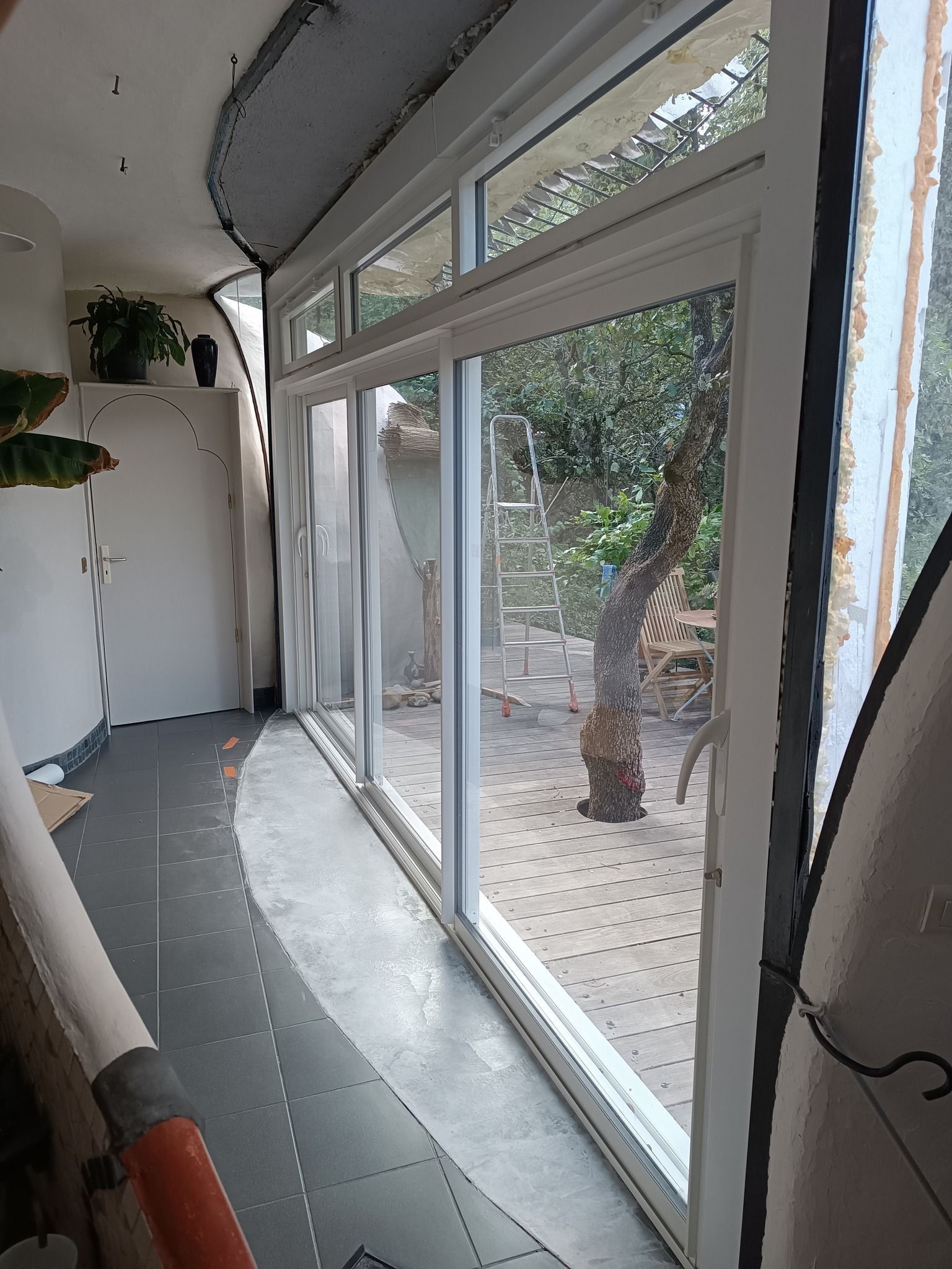 Baie vitrée - vue de haut et de l'intérieur