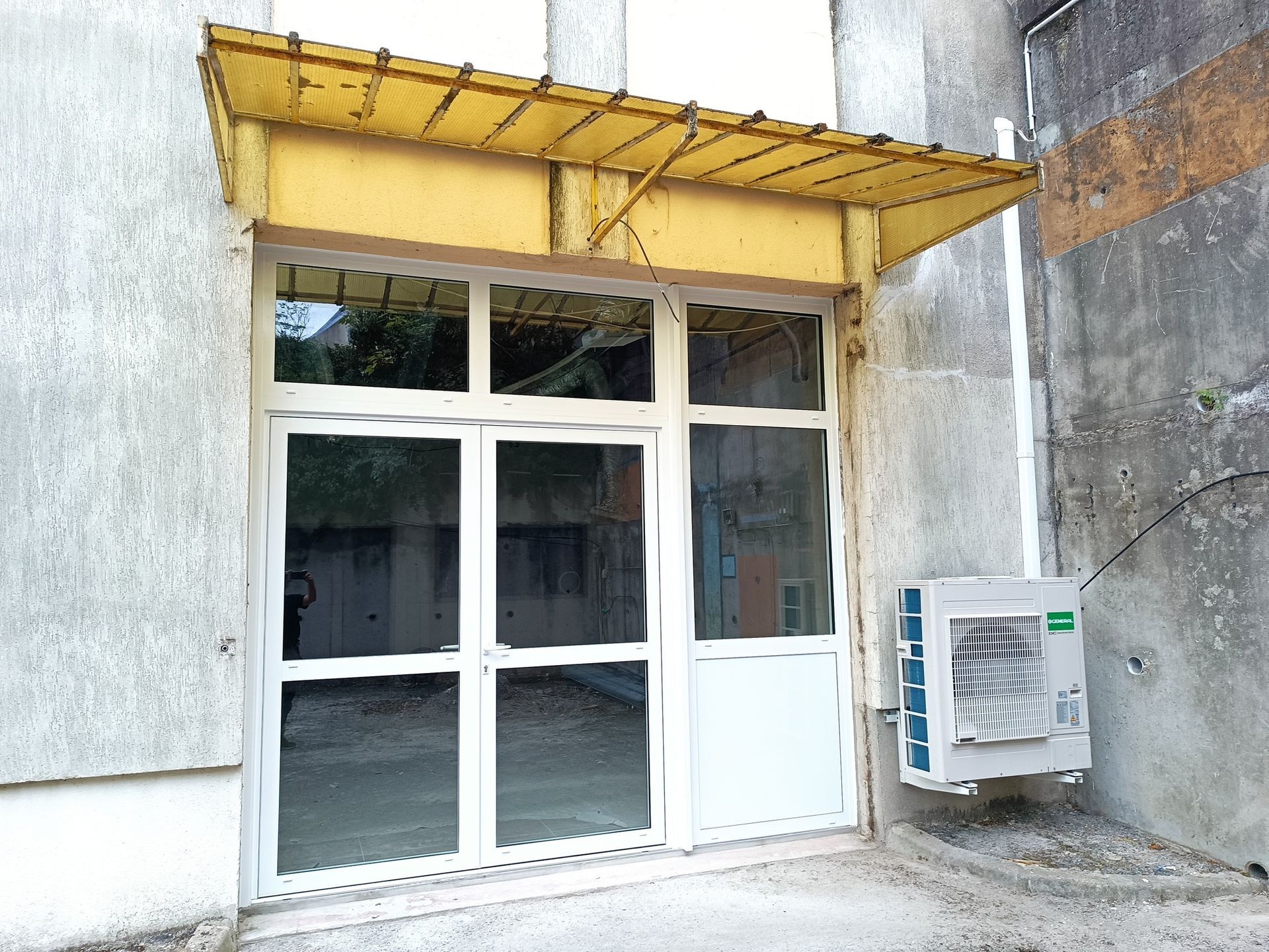 Porte d'entrée vitrée pour une entreprise