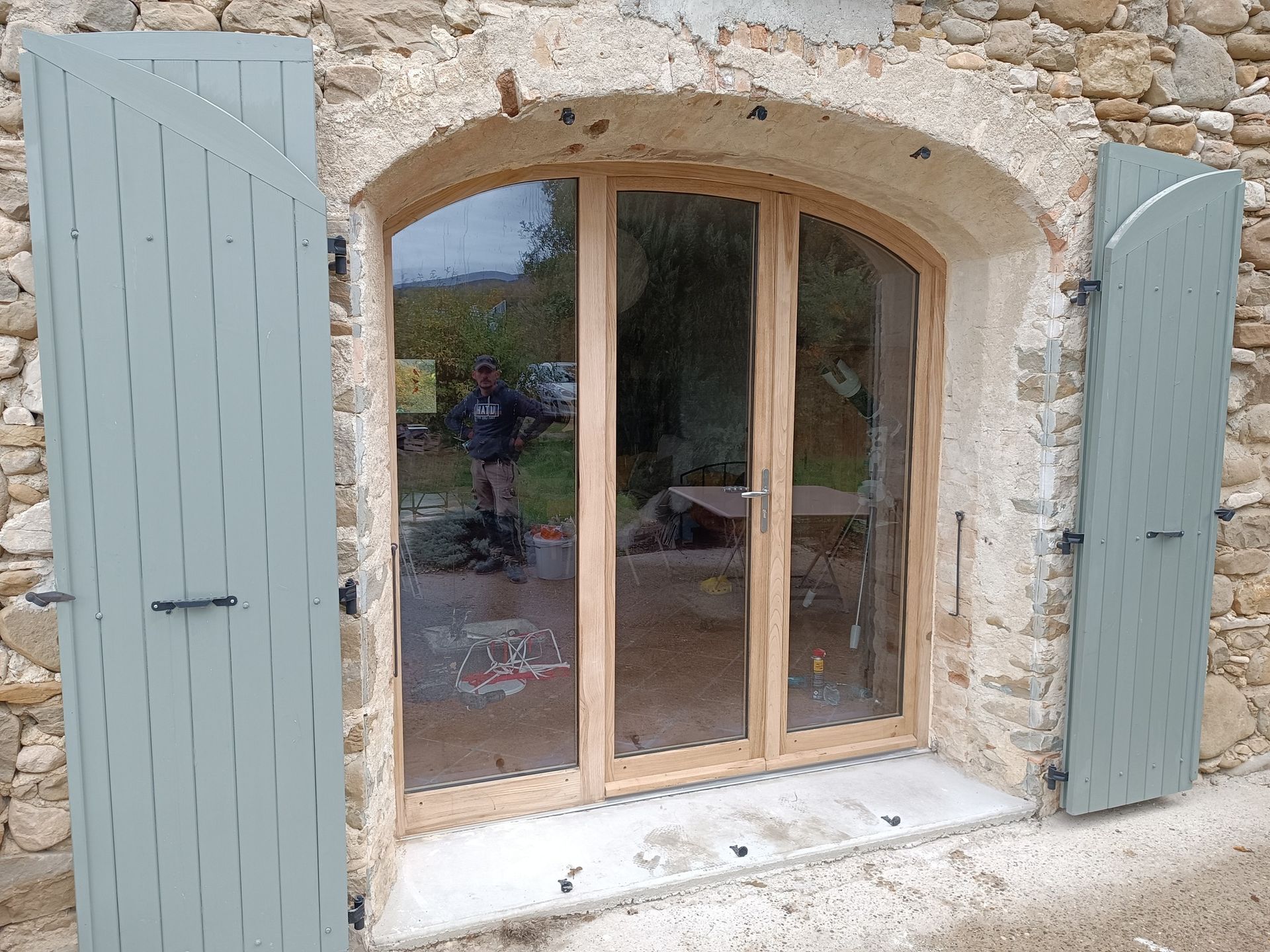 Porte vitrée en 3 parties d'une maison en pierre