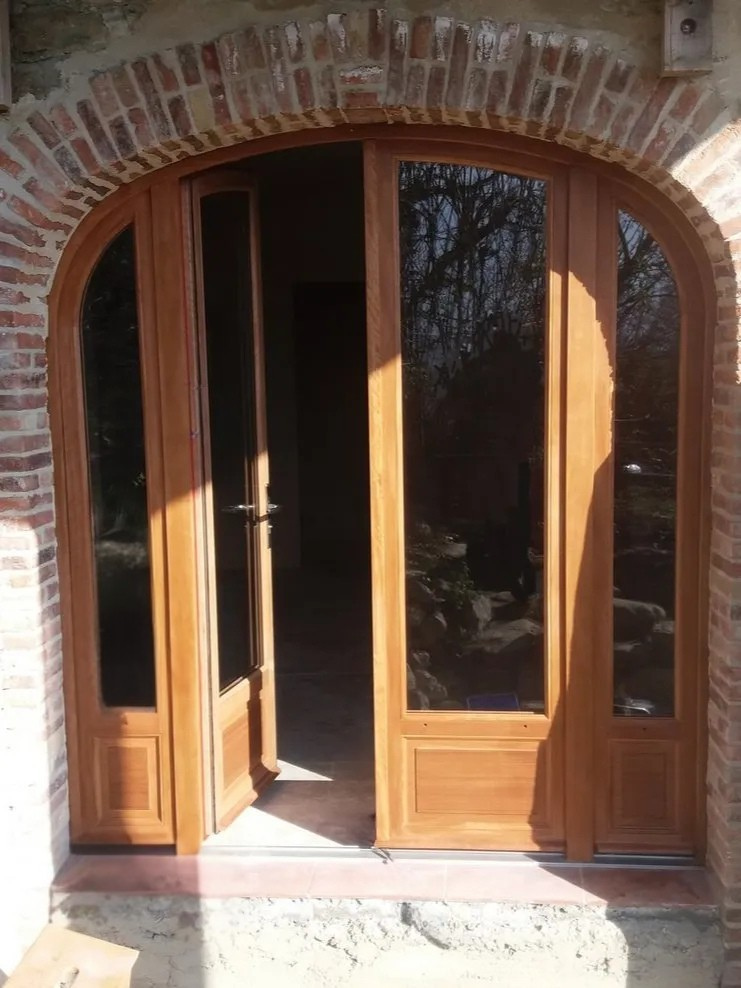 Grande porte vitrée cintrée - tour en bois