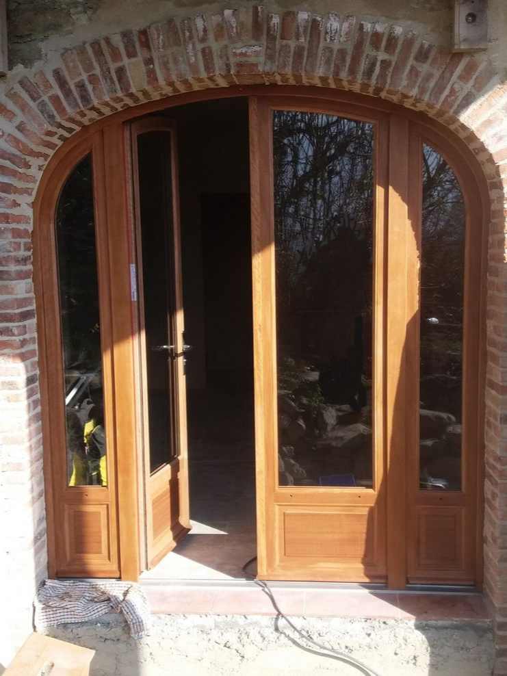 Grande porte vitrée cintrée - tour en bois