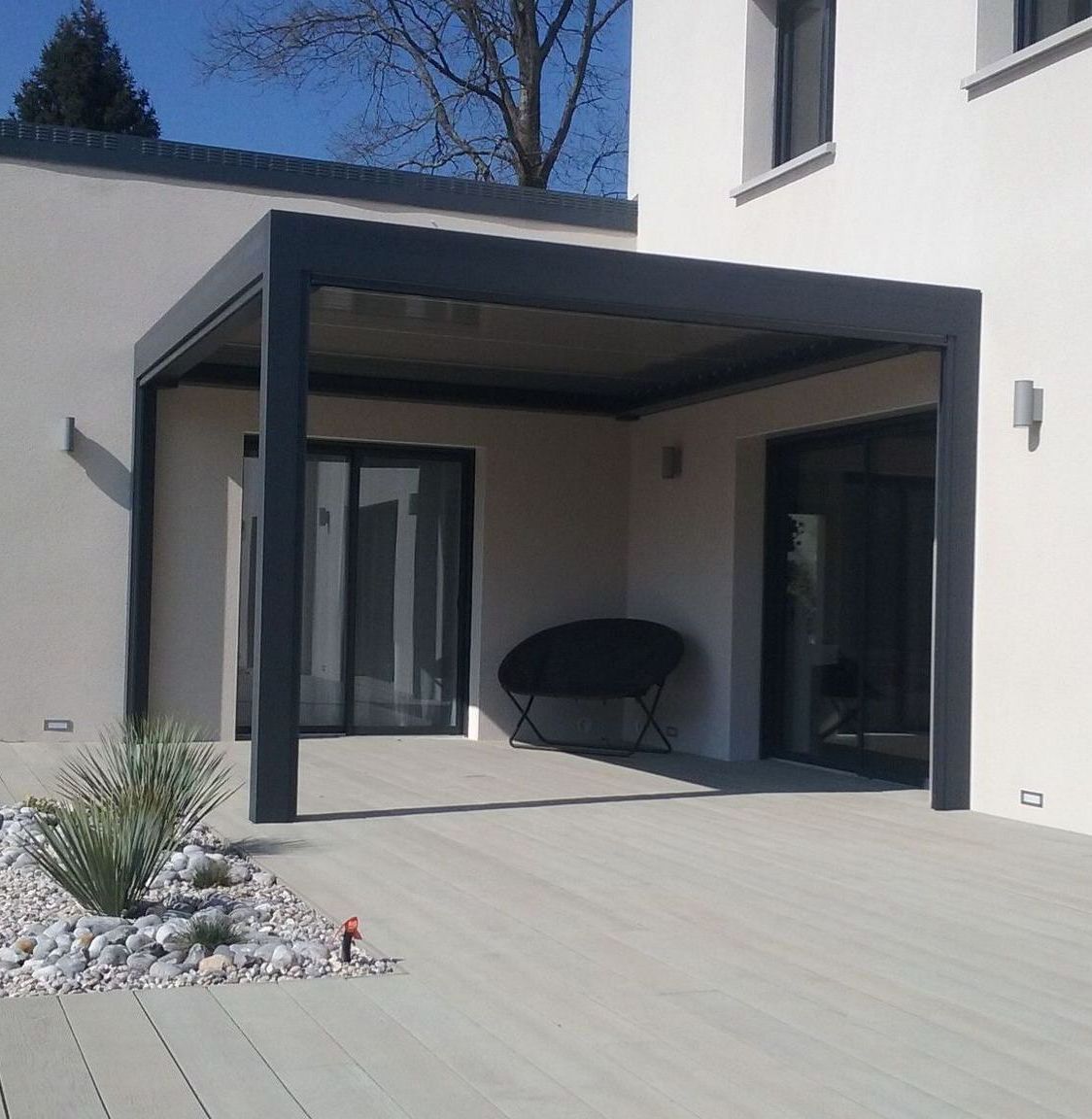 Pergola en aluminium installée sur une maison moderne