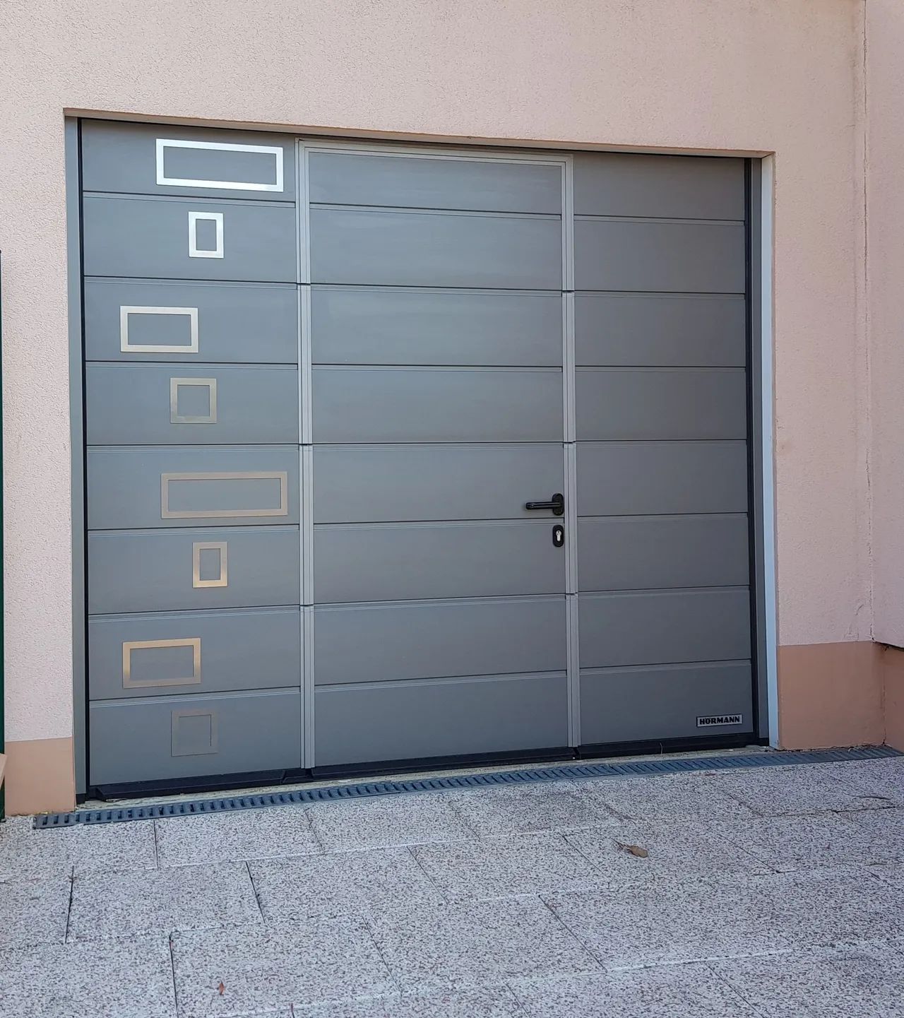 Porte de garage sectionnelle avec portillon intégré HÖRMANN