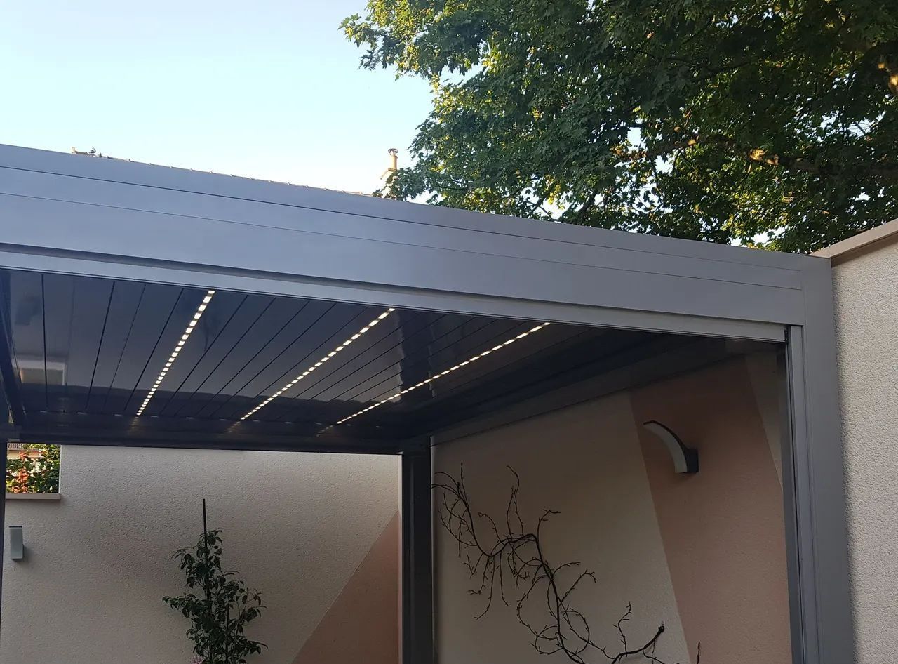Pergola OPEN avec LED intégrées MARQUISES en plan serré